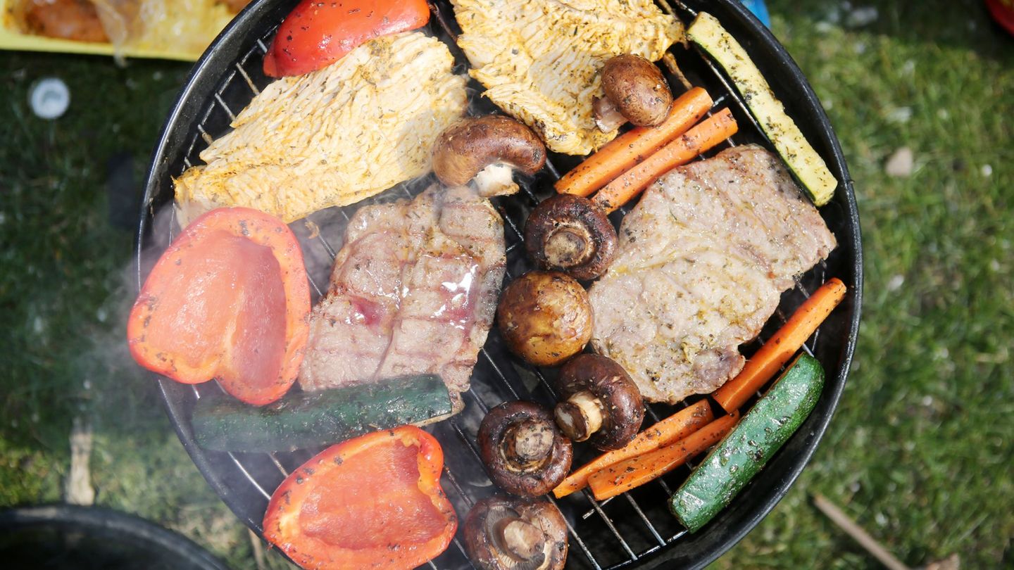 Ob Tofuwurst oder Steak: Im Frühling kann der Grill wieder angeschmissen werden. (Symbolbild) Foto: picture alliance / dpa