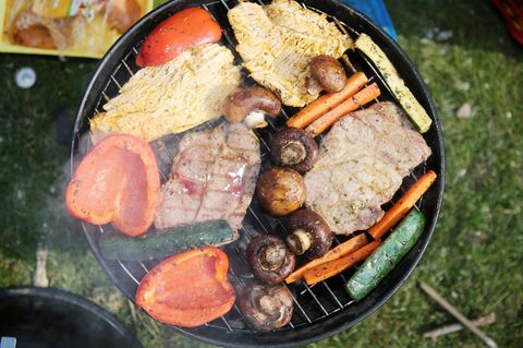 Ob Tofuwurst oder Steak: Im Frühling kann der Grill wieder angeschmissen werden. (Symbolbild) Foto: picture alliance / dpa