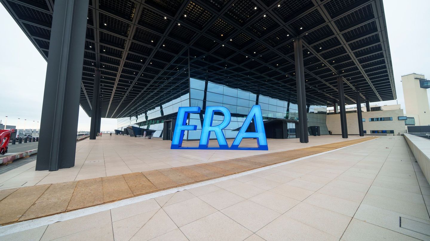 Der Frankfurter Flughafen mit der Kennung FRA erhält ein neues Terminal. (Archivbild) Foto: Andreas Arnold/dpa