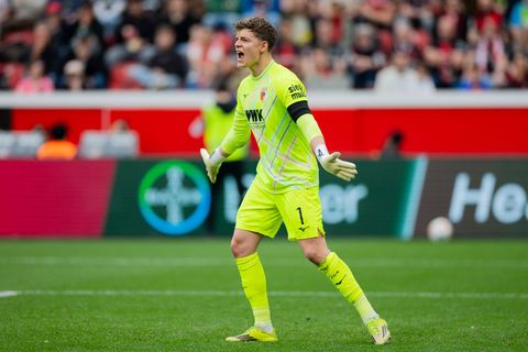 Zeigte gegen Bayer Leverkusen zahlreiche starke Paraden: Augsburgs Torhüter Finn Dahmen. Foto: Rolf Vennenbernd/dpa