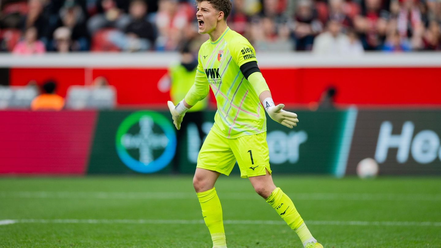Zeigte gegen Bayer Leverkusen zahlreiche starke Paraden: Augsburgs Torhüter Finn Dahmen. Foto: Rolf Vennenbernd/dpa