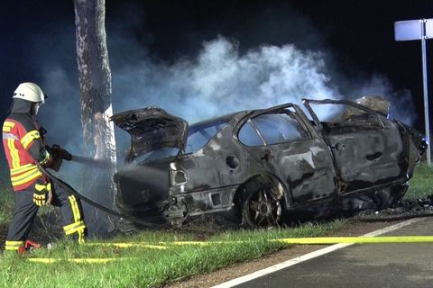 Feuerwehrleute löschen das Auto in der Nacht. Foto: Ulf Zurlutter/Nord-West-Media TV/dpa