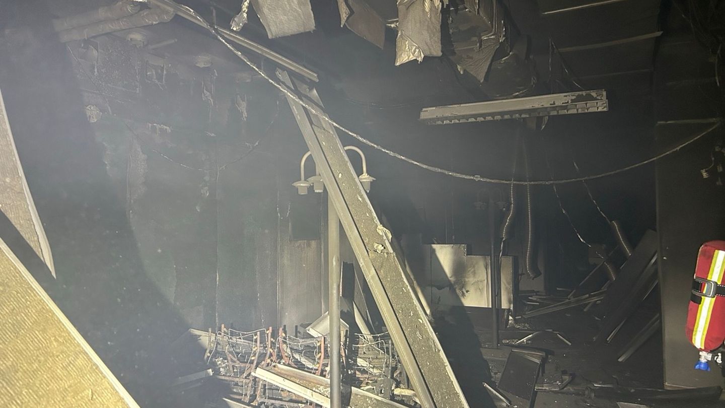 Als die Feuerwehr eintraf, waren die Flammen bereits von selbst erloschen. Foto: --/Polizeipräsidium Westpfalz/dpa