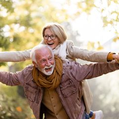 Longevity zielt auf ein gesundes Altern durch Bewegung, gesunde Ernährung, ausreichend Regeneration und mentale Gesundheit ab.