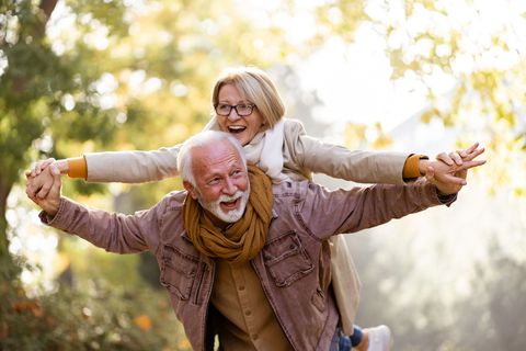 Longevity zielt auf ein gesundes Altern durch Bewegung, gesunde Ernährung, ausreichend Regeneration und mentale Gesundheit ab.