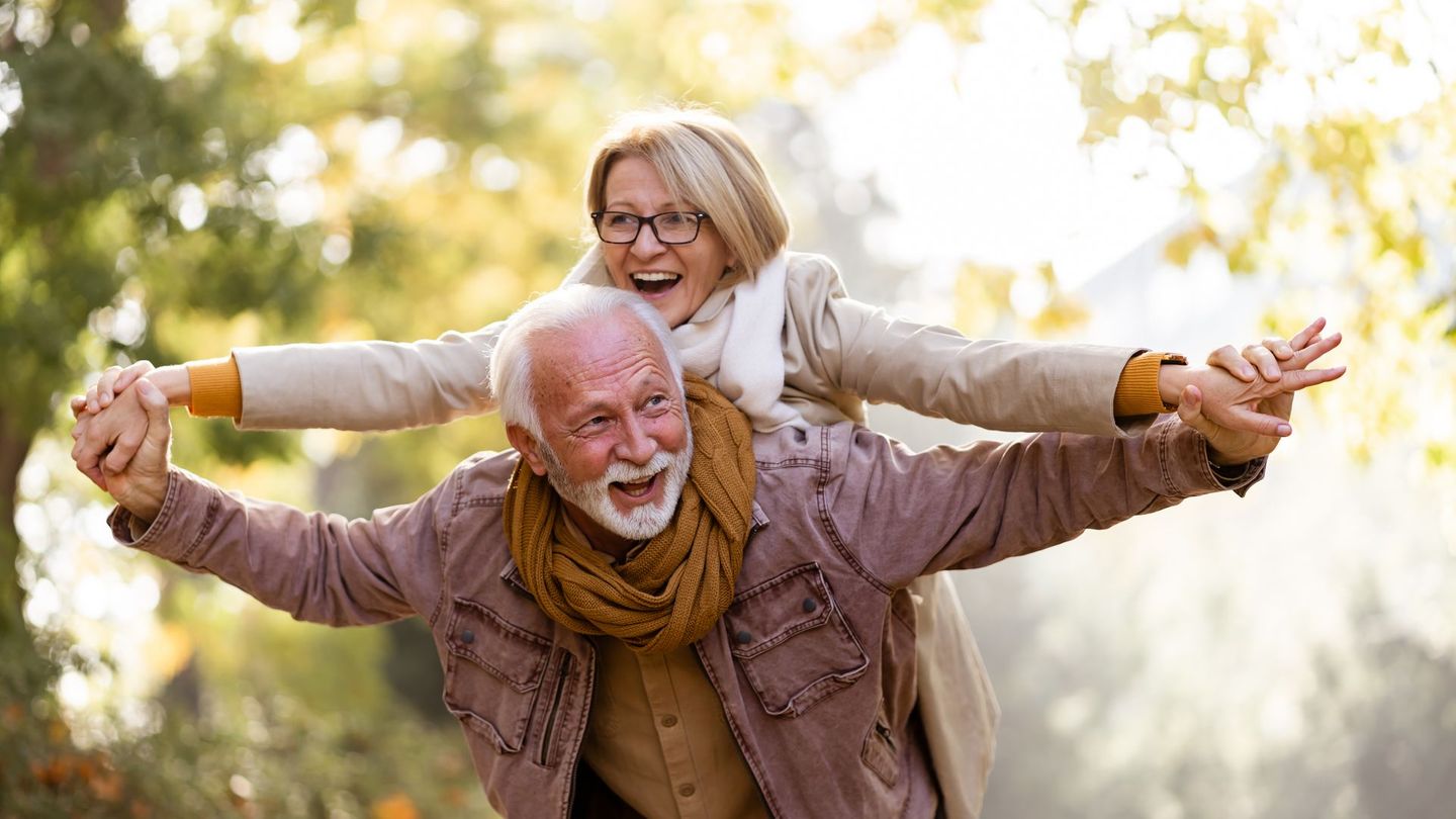 Longevity zielt auf ein gesundes Altern durch Bewegung, gesunde Ernährung, ausreichend Regeneration und mentale Gesundheit ab.