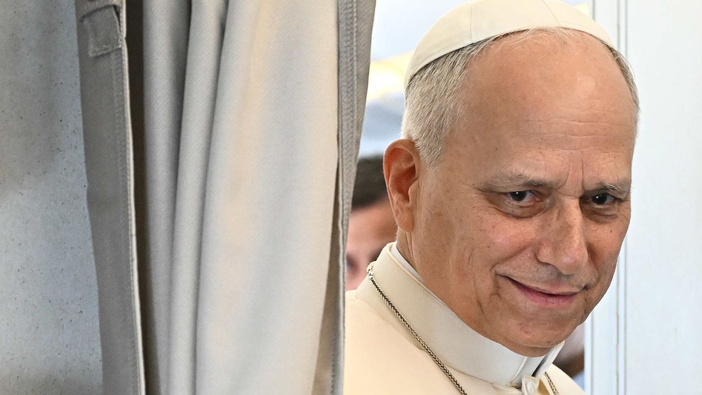 Papst Leo äußert sich im Flugzeug vor Journalisten. Foto: Luca Zennaro/Ansa Pool via AP/dpa