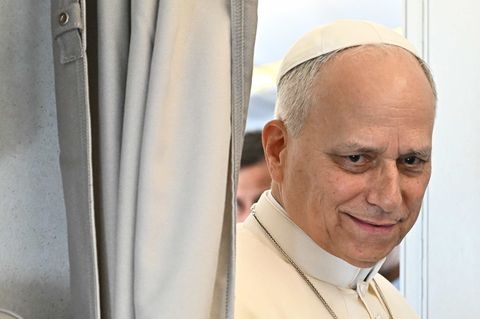 Papst Leo äußert sich im Flugzeug vor Journalisten. Foto: Luca Zennaro/Ansa Pool via AP/dpa