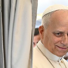 Papst Leo äußert sich im Flugzeug vor Journalisten. Foto: Luca Zennaro/Ansa Pool via AP/dpa