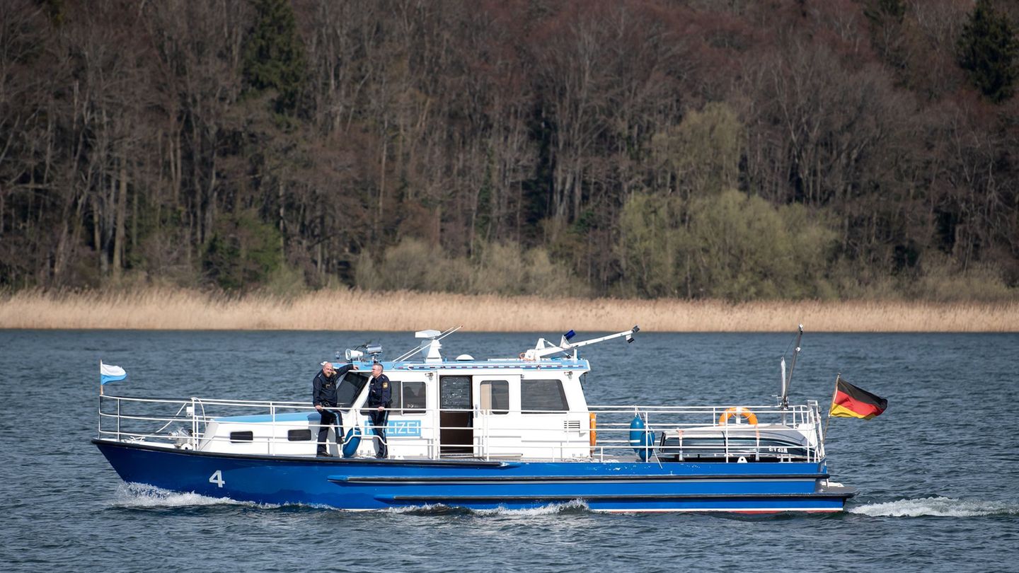 Die Wasserschutzpolizei stoppte das Schiff für eine Kontrolle. (Symbolbild) Foto: Sven Hoppe/dpa