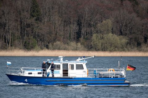 Die Wasserschutzpolizei stoppte das Schiff für eine Kontrolle. (Symbolbild) Foto: Sven Hoppe/dpa
