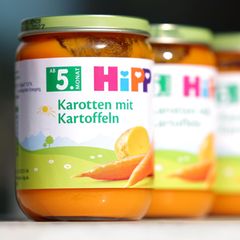 Hipp-Babykostgläschen stehen auf einem Tisch