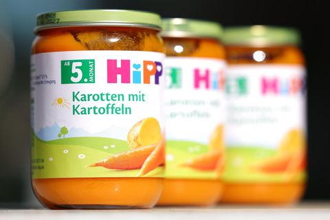 Hipp-Babykostgläschen stehen auf einem Tisch