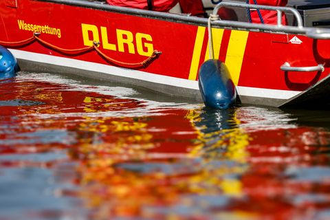 Auch die DLRG war vor Ort im Einsatz. (Symbolbild) Foto: Christoph Reichwein/dpa