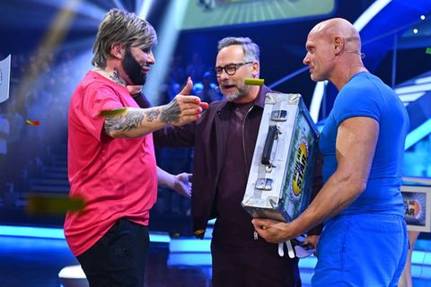 Thorsten Legat holt sich am Ende von "Schlag den Star" den Sieg und den Geldkoffer.