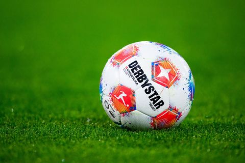 Ein Fußball liegt auf dem Rasen. (Symbolbild) Foto: Tom Weller/dpa