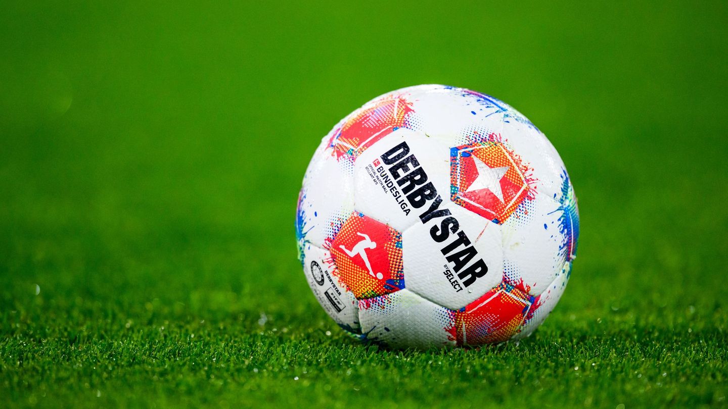 Ein Fußball liegt auf dem Rasen. (Symbolbild) Foto: Tom Weller/dpa