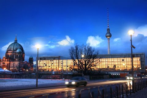 Der Palast der Republik stand neben dem Dom in Berlin, er wurde wegen Asbestverseuchung abgerissen. (Archivbild) Foto: Stephanie