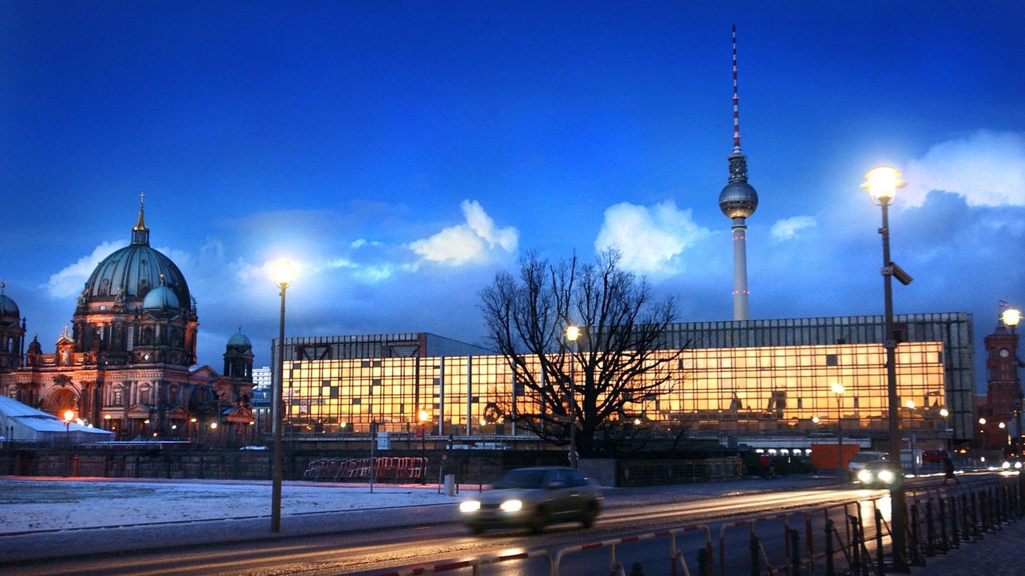 Der Palast der Republik stand neben dem Dom in Berlin, er wurde wegen Asbestverseuchung abgerissen. (Archivbild) Foto: Stephanie