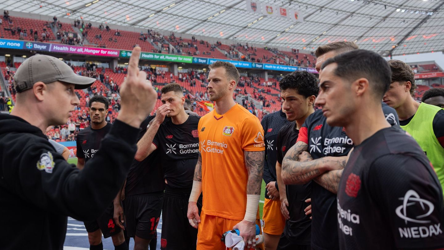 Leverkusener Fans stellten die Mannschaft zu rede. Foto: Rolf Vennenbernd/dpa