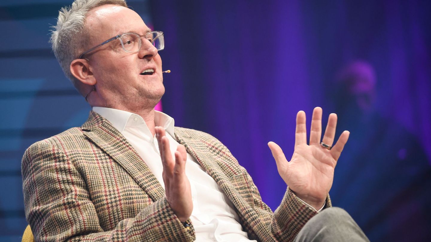 VfB-Boss Alexander Wehrle bleibt im Poker um Deniz Undav entspannt. (Archivbild) Foto: Christian Charisius/dpa