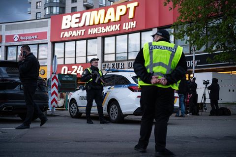 Einsatzkräfte der Polizei in Kiew vor dem Supermarkt, in dem es zu der tödlichen Geiselnahme kam
