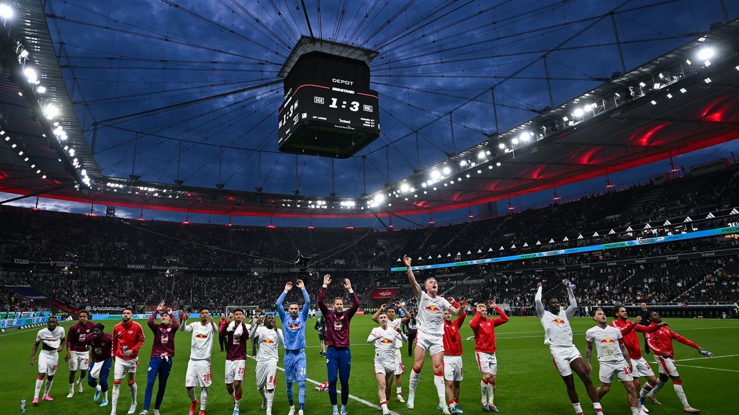 Bejubelten den ersten Sieg in Frankfurt und die Rückkehr nach Europa: Die Profis von RB Leipzig. Foto: Florian Wiegand/dpa