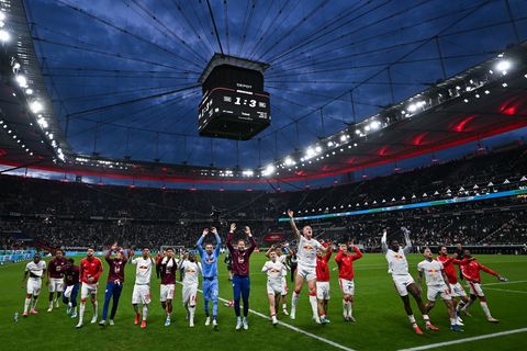 Bejubelten den ersten Sieg in Frankfurt und die Rückkehr nach Europa: Die Profis von RB Leipzig. Foto: Florian Wiegand/dpa