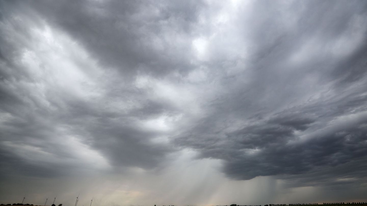 Kräftiger Regen und Gewitter sind für Sachsen-Anhalt angekündigt. (Symbolbild) Foto: Jan Woitas/dpa