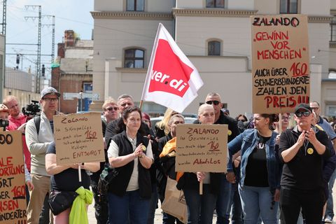 Die Kundgebung vor dem Hauptbahnhof in Erfurt richtete sich gegen die Schließungspläne Zalandos für das Logistikzentrum in Erfur