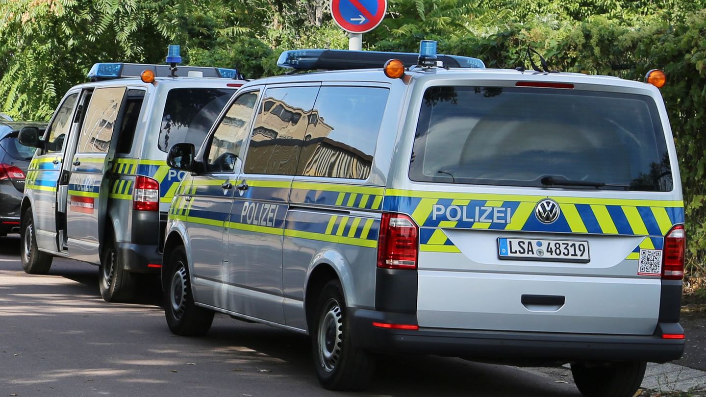In Halle hat die Polizei die Wohnung eines mutmaßlichen Bombenbauers durchsucht. (Symbolbild) Foto: Tobias Junghannß/TNN/dpa