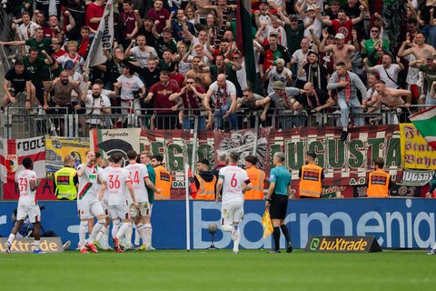 Augsburg jubelt über das 2:1 nach einem verwandelten Elfmeter in der Nachspielzeit. Foto: Rolf Vennenbernd/dpa