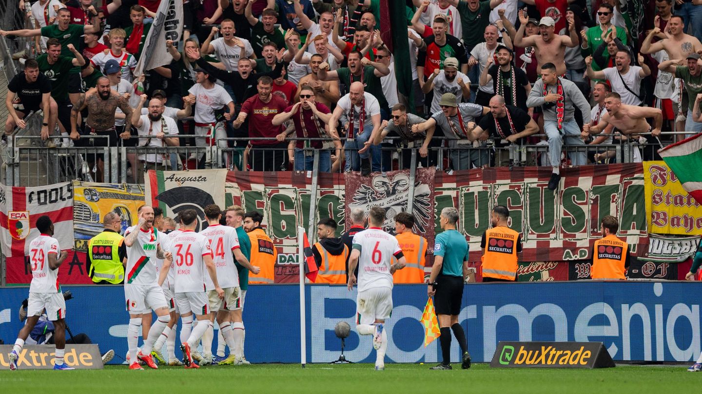 Augsburg jubelt über das 2:1 nach einem verwandelten Elfmeter in der Nachspielzeit. Foto: Rolf Vennenbernd/dpa