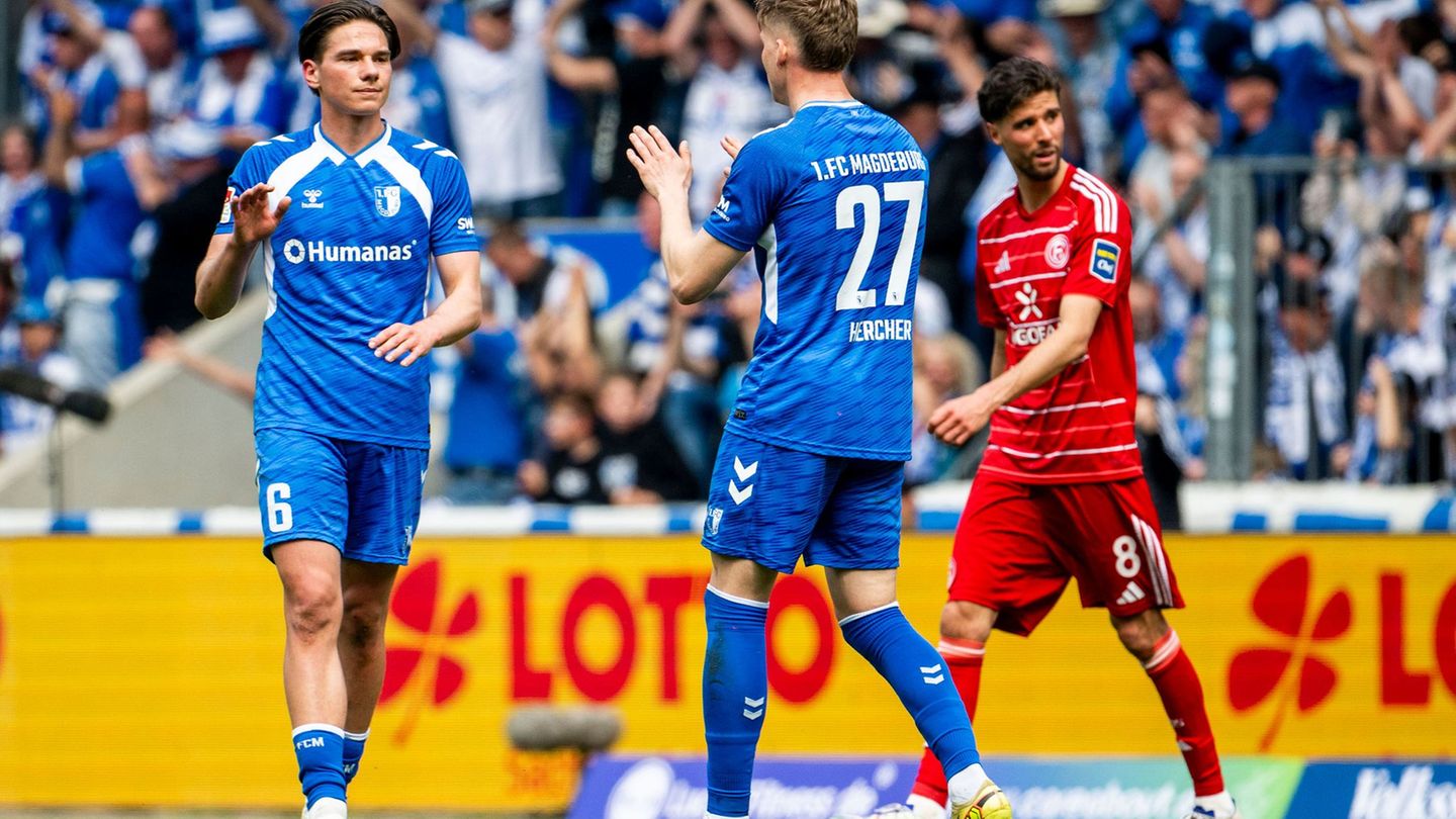 Magdeburgs Dariusz Stalmach (l) und Philipp Hercher klatschen nach dem Spiel ab Foto: Julius Frick/dpa