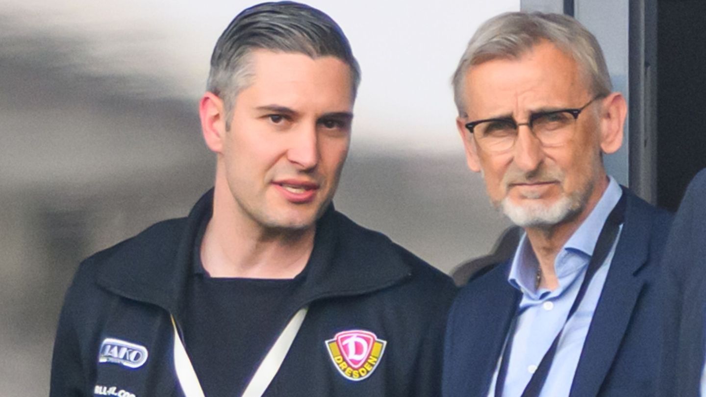 Stephan Zimmermann (l), Dynamos Geschäftsführer Finanzen, und Armin Schuster (CDU), Innenminister in Sachsen, verfolgen den Sieg