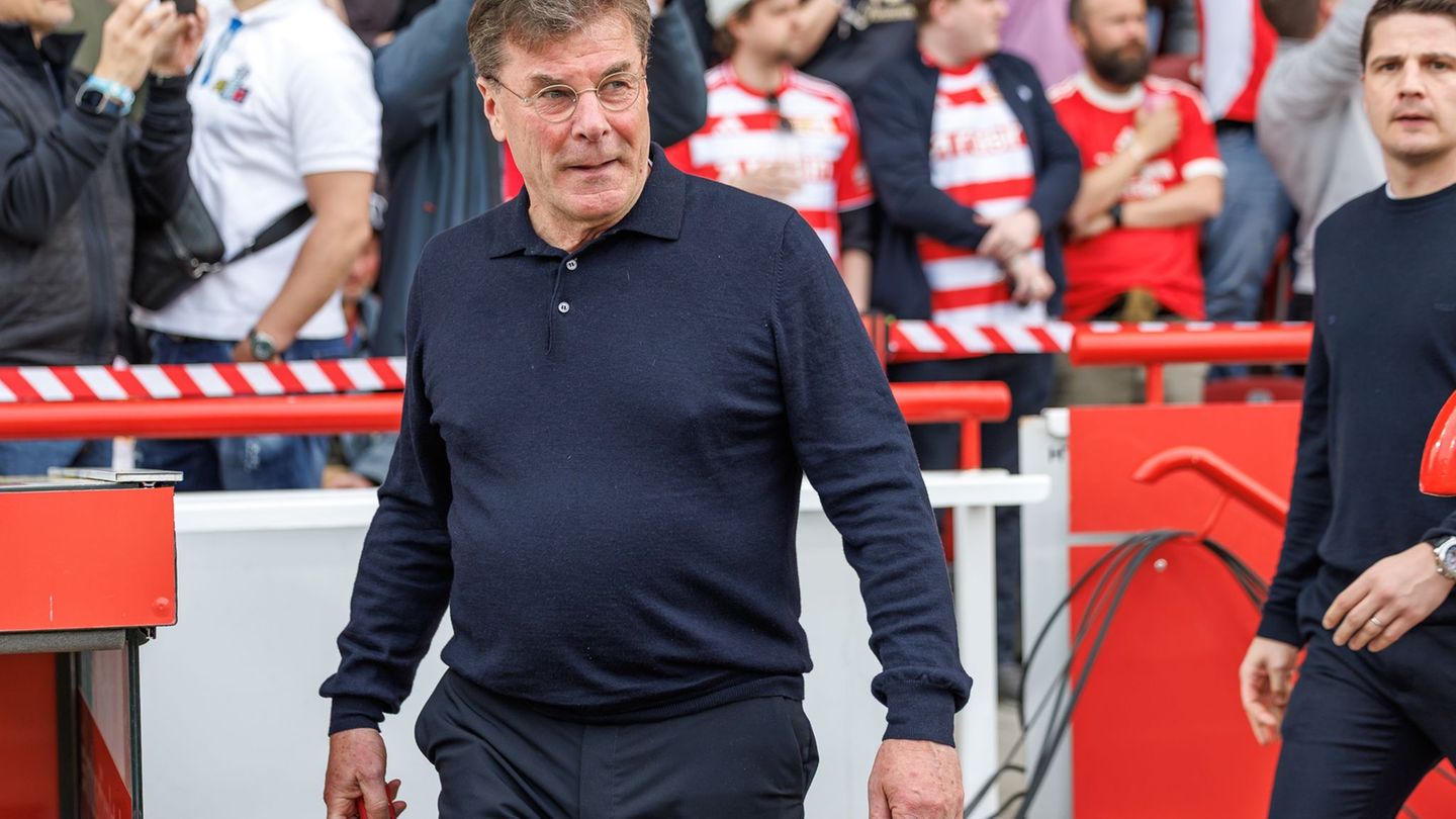 Seit Anfang März im Amt: Wolfsburgs Trainer Dieter Hecking. Foto: Andreas Gora/dpa