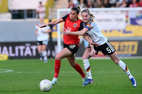 DFB-Kapitänin Janina Minge (r) weiß sich nur mit einer Notbremse gegen Julia Hickelsberger zu helfen. Foto: Expa/ Reinhard Eisen