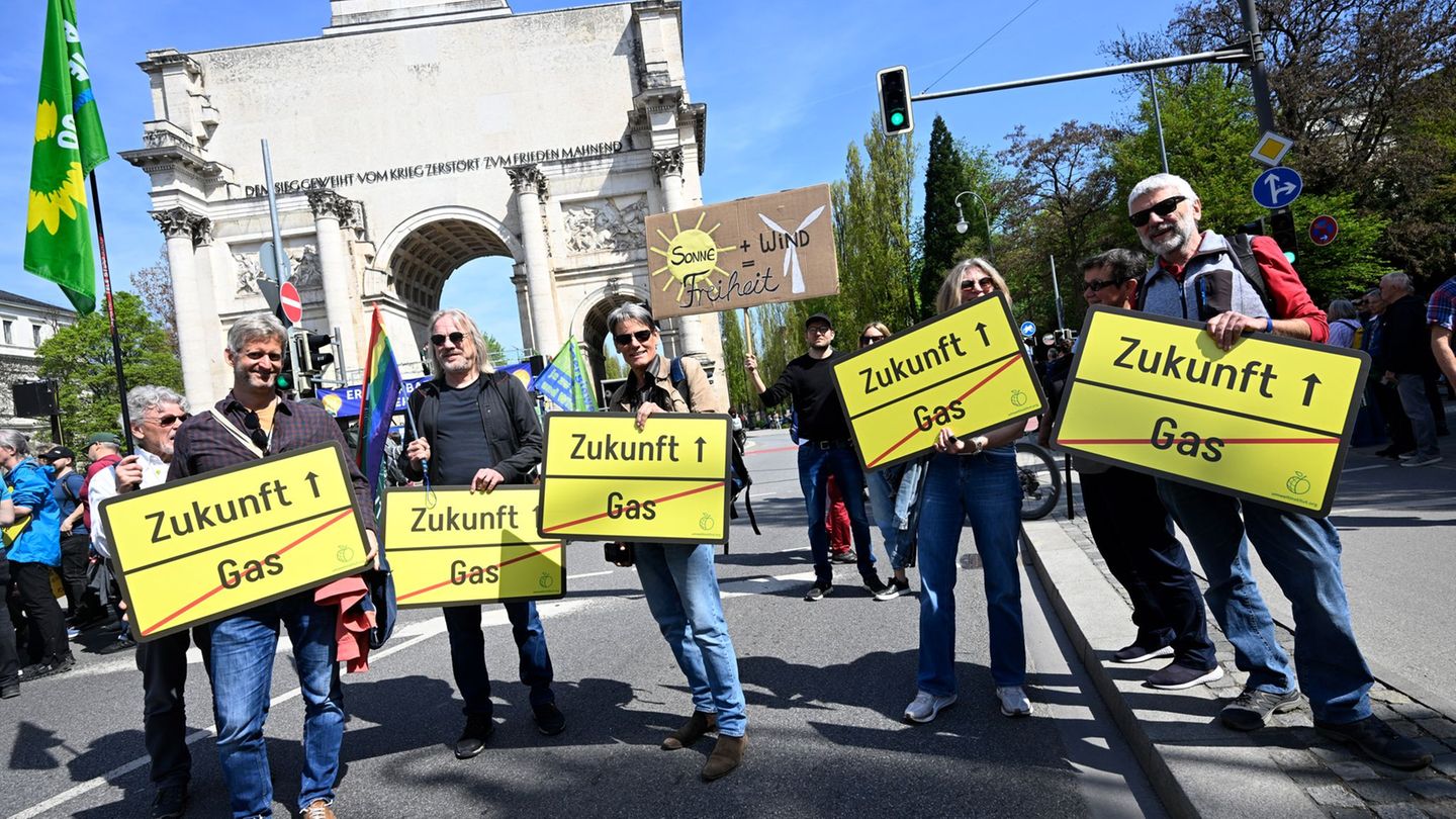 "Erneuerbare Energien verteidigen" war das Motto einer der Demonstrationen. Foto: Felix Hörhager/dpa