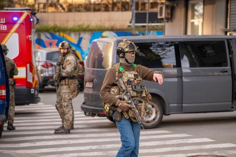 Polizeikräfte sperren zum Schutz von Zivilisten eine Straße in Kiew bei einer Schießerei - allerdings sollen sich Berichten zufo