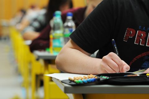 Am Montag starten die Abi-Klausuren, am Dienstag die P10-Prüfungen in Brandenburg. (Symbolbild) Foto: Armin Weigel/dpa