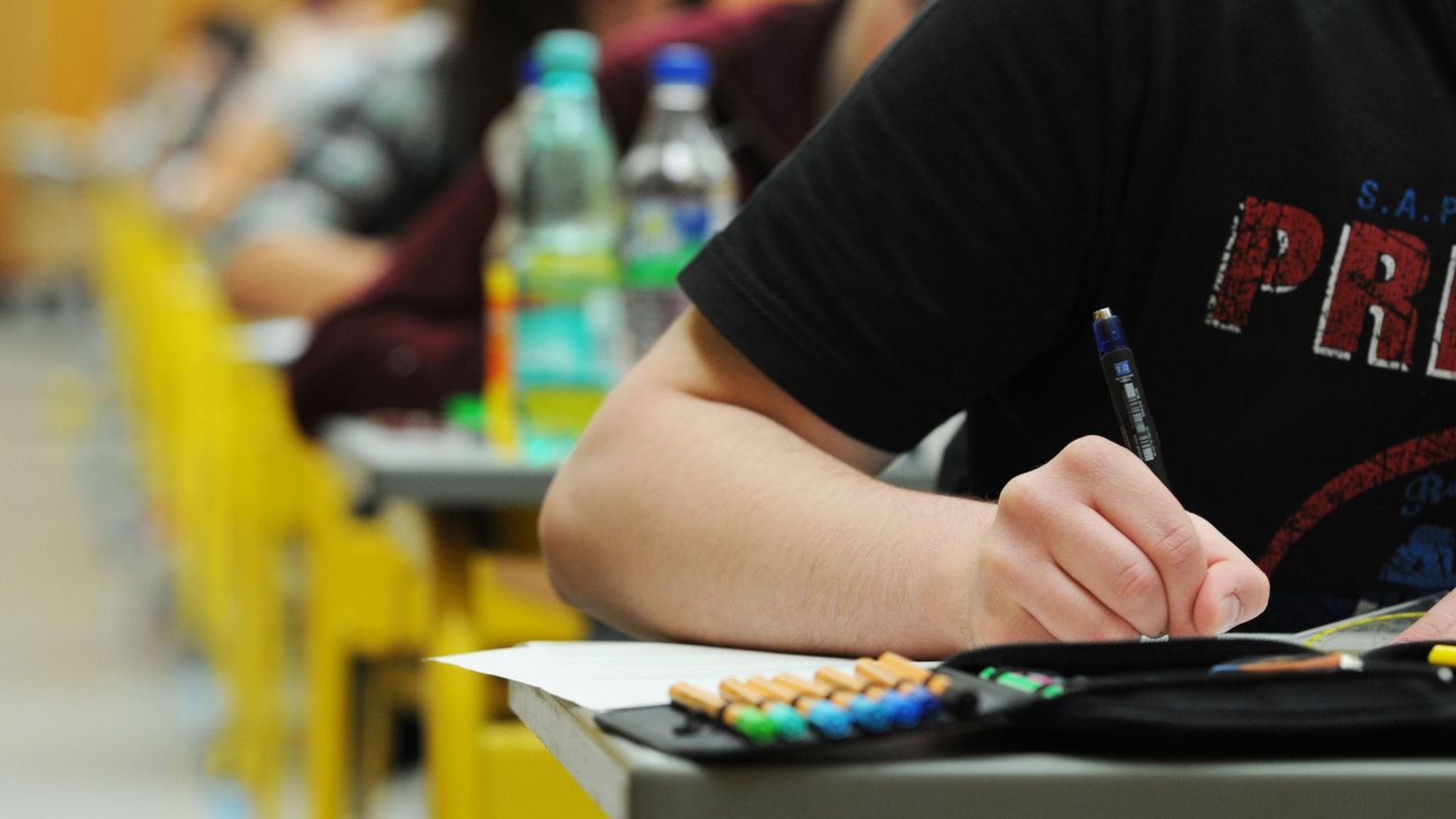 Am Montag starten die Abi-Klausuren, am Dienstag die P10-Prüfungen in Brandenburg. (Symbolbild) Foto: Armin Weigel/dpa