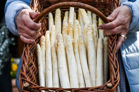 Ein Korb voller weißem Spargel