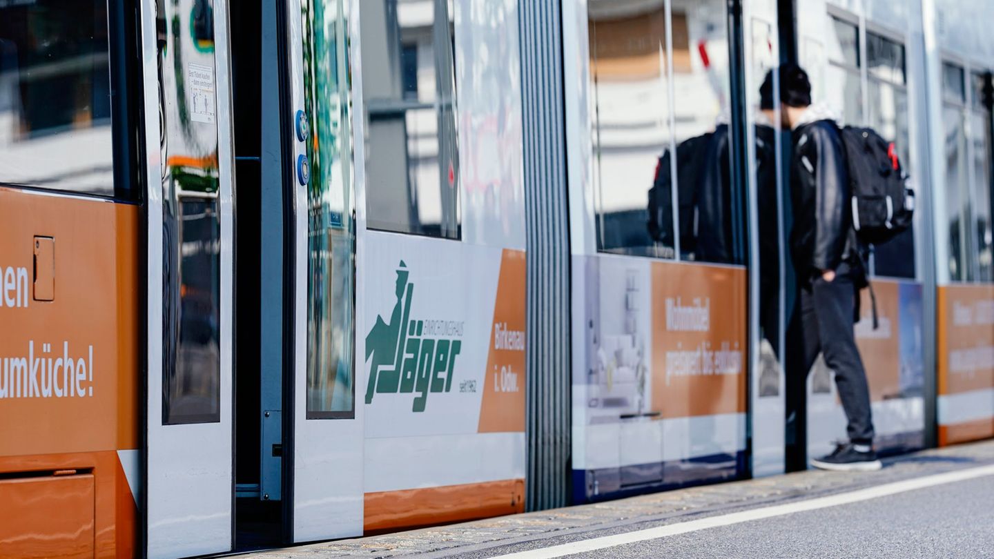 Platzwunde am Kopf: Jugendgruppe schlägt Mann in Heidelberger Straßenbahn nieder