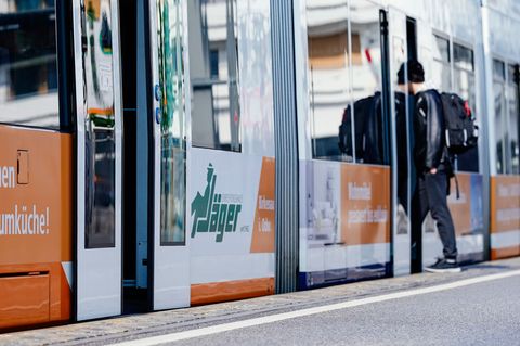 In der Straßenbahn sorgte die Jugend-Clique für Unruhe und schlug einen Mann. (Symbolbild) Foto: Uwe Anspach/dpa