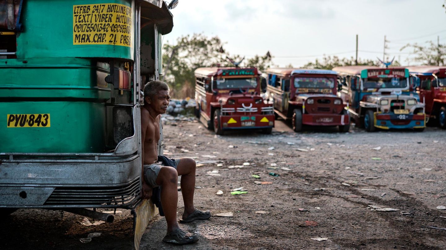 Manila, Philippinen. Ein Fahrer ruht sich auf einem Jeepney-Hof aus. Er und andere Fahrer legten wegen steigender Kraftstoffkosten die Arbeit nieder. Während sie Gelegenheitsjobs annehmen, bleiben viele der für Manila typischen Jeepneys stehen. Der Konflikt zwischen den USA, Israel und dem Iran treibt die Preise in die Höhe und macht den Kraftstoff unbezahlbar. 