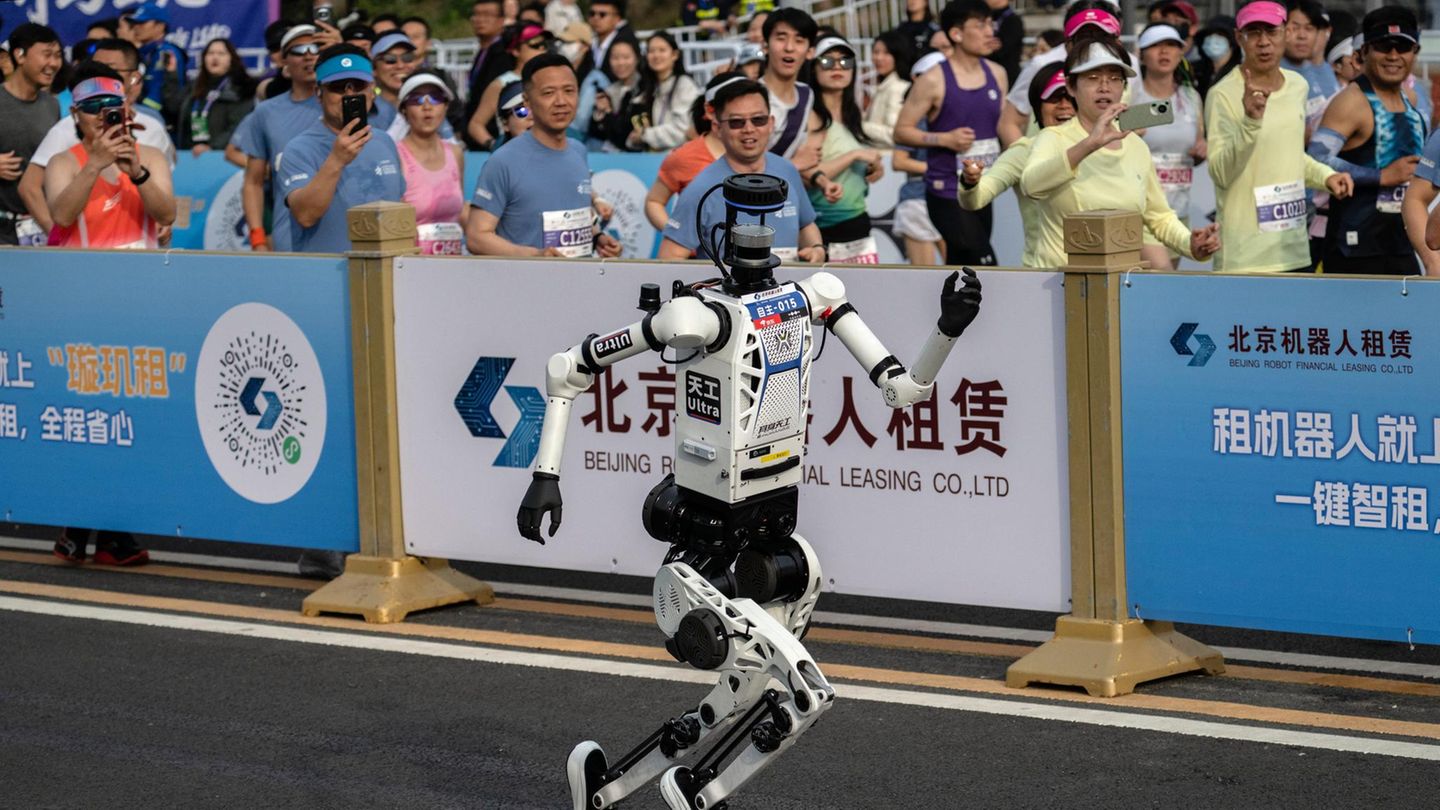 Peking, China. Beim Halbmarathon in der chinesischen Hauptstadt haben humanoide Roboter ihre menschliche Konkurrenz klar abgehängt. Der siegreiche Roboter der chinesischen Smartphone-Marke Honor legte die 21 Kilometer lange Strecke am Sonntag in 50 Minuten und 26 Sekunden zurück. Damit unterbot er den menschlichen Halbmarathon-Weltrekord, den der ugandische Läufer Jacob Kiplimo im März in Lissabon aufgestellt hatte, gleich um mehrere Minuten. Auch andere Roboter waren deutlich schneller als die Profisportler und liefen um mehr als zehn Minuten früher als die menschlichen Sieger im Ziel ein. Um Zusammenstöße zu vermeiden, traten die Maschinen und die 12.000 menschlichen Teilnehmer auf parallelen Bahnen an.