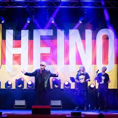 Der Sänger Heino vor einer Deutschlandflagge mit seinem Namen darauf