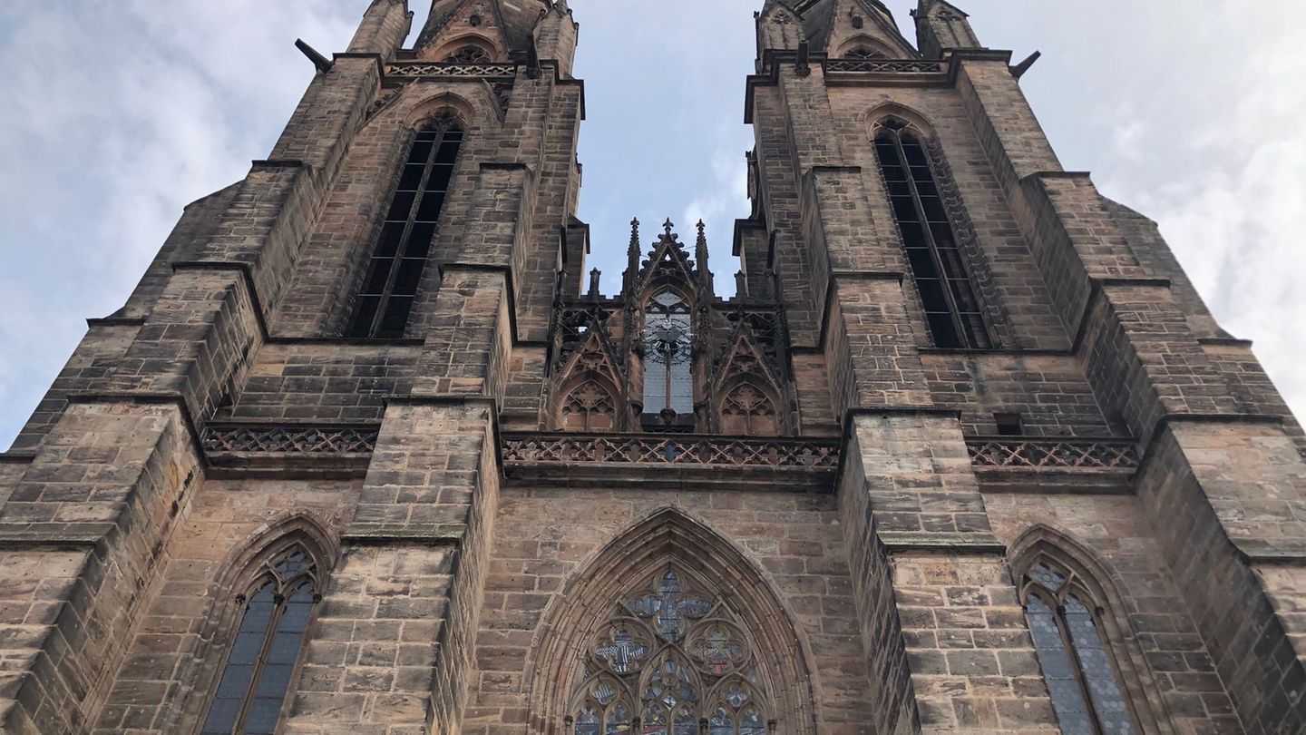 Im Südturm der Elisabethkirche befindet sich der Brutkasten der Vögel. (Archivbild) Foto: Christine Schultze/dpa