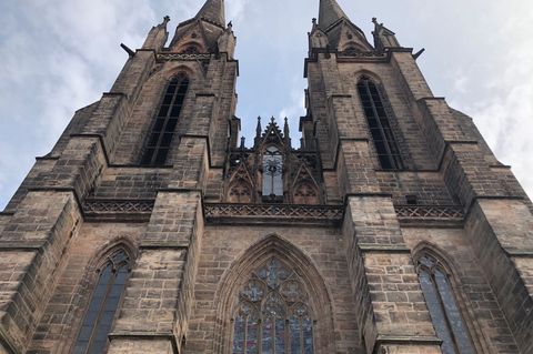 Im Südturm der Elisabethkirche befindet sich der Brutkasten der Vögel. (Archivbild) Foto: Christine Schultze/dpa