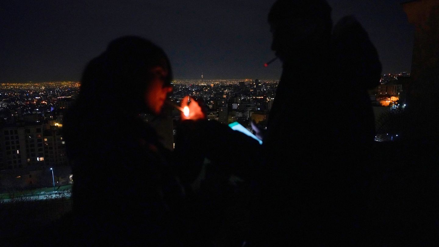 Seit Wochen lebt der Iran im Schatten eines Krieges, der jederzeit wieder aufflammen kann. Foto: ---/dpa